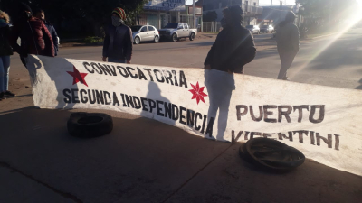 Movimientos sociales reclaman asistencia alimentaria frente al municipio en Fontana