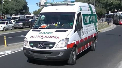 Una ambulancia cruzó un semáforo en rojo y mató a un motociclista