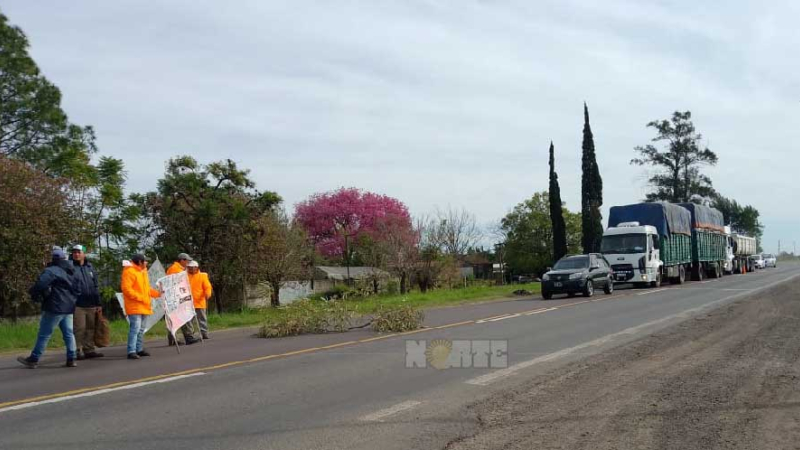 Piquetes en Villa Ocampo por deudas laborales de constructora chaqueña