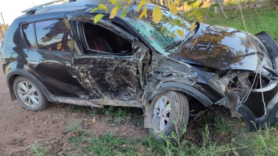 Perdió el control de su auto y terminó impactando en un árbol