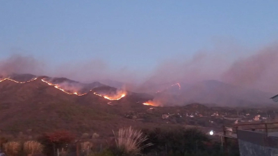 Incendios en Córdoba: el fuego llegó a los campos y zonas serranas