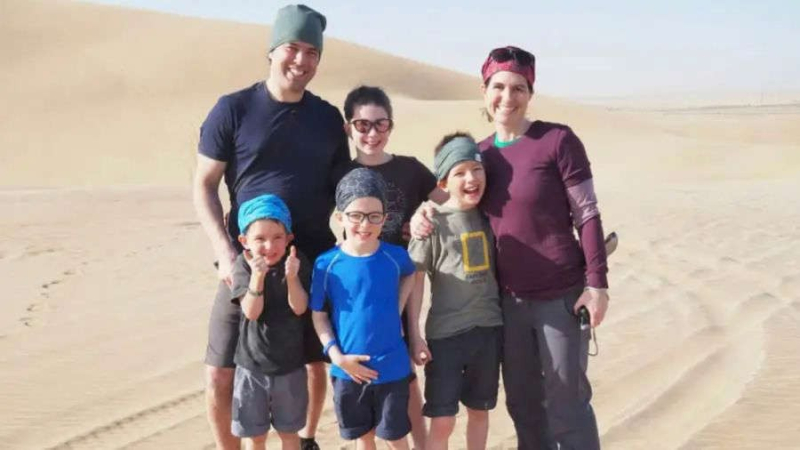 Emocionante historia: una familia lleva a sus hijos a conocer el mundo antes de que queden ciegos