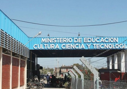 FRENTE DEL MINISTERIO.JPG