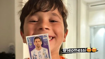 La emoción de Mateo Messi al sacar la figurita de su papá