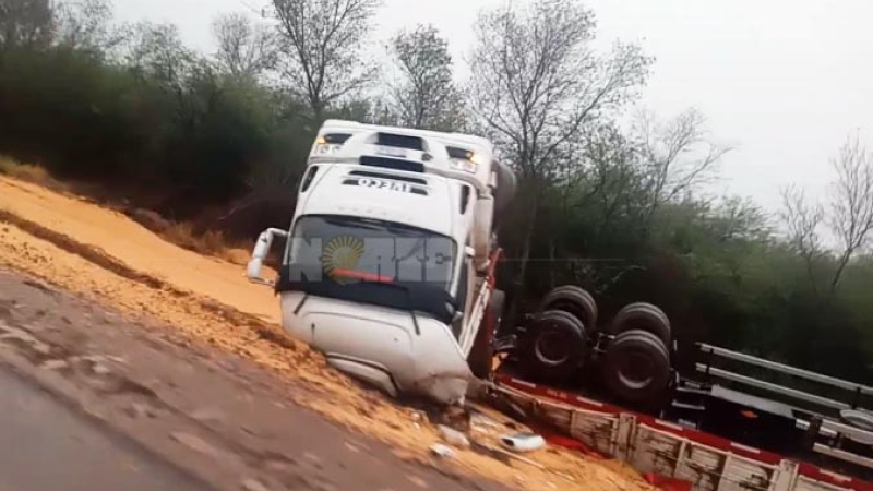Perdió el control de su camión y volcó con su carga de maíz