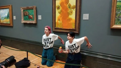 Activistas climáticos tiran sopa de tomate contra los "Girasoles" de Van Gogh