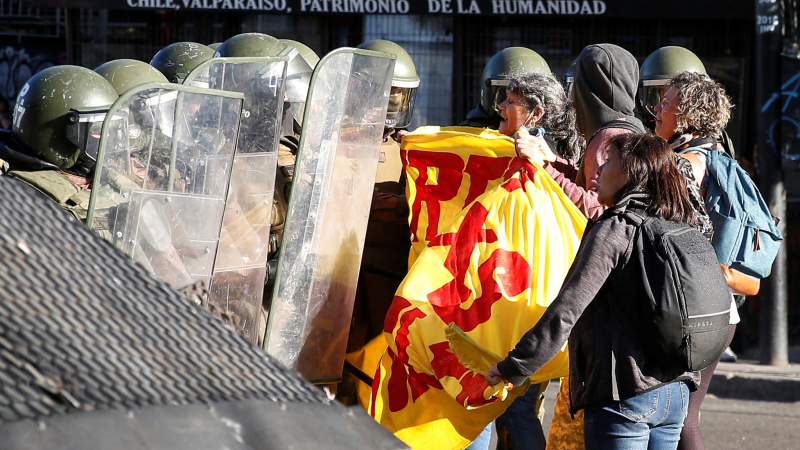 Carabineros sigue siendo protagonista: cientos de detenidos por protestas en Chile