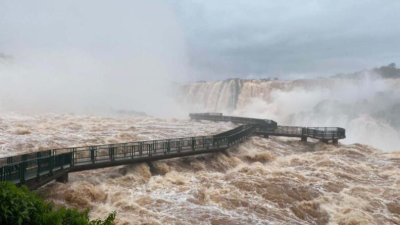 Las cataratas del Iguazú aumentaron su caudal de agua 10 veces más de lo habitual 