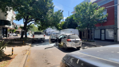 Susto de una conductora al ver su automóvil prenderse fuego