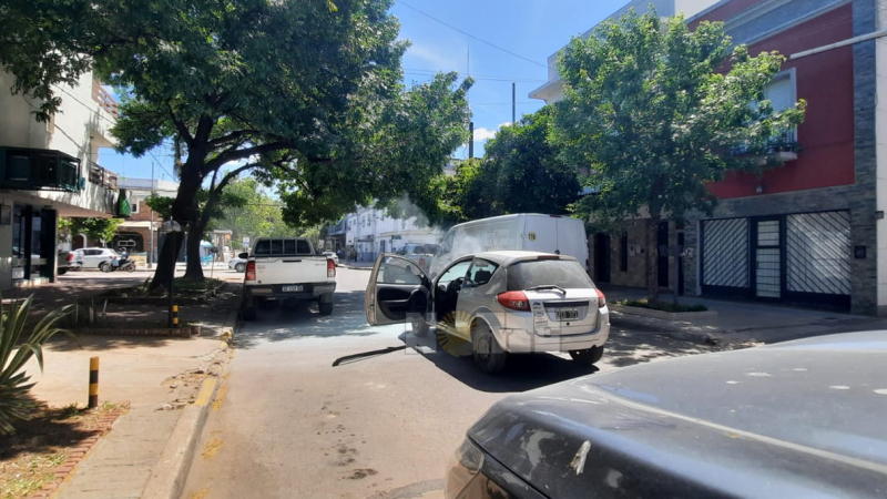 Susto de una conductora al ver su automóvil prenderse fuego