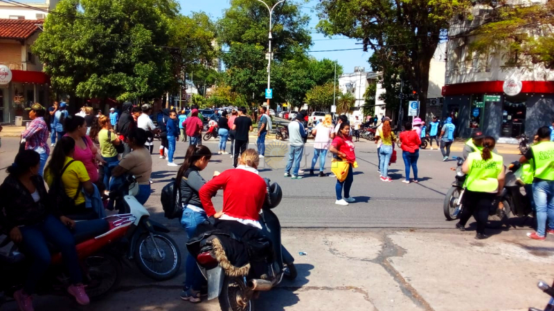 Caos en el tránsito por un corte de calles en 9 de Julio y San Martín