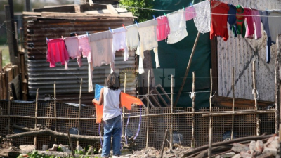 Por el deterioro en sus ingresos, el 43% de los hogares aún no logra salir de la pobreza