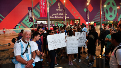 Hinchas argentinos reclamaron en el Centro de Tickets de Qatar
