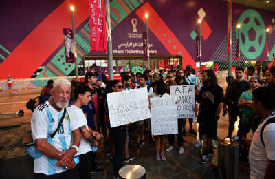 Hinchas argentinos reclamaron en el Centro de Tickets de Qatar