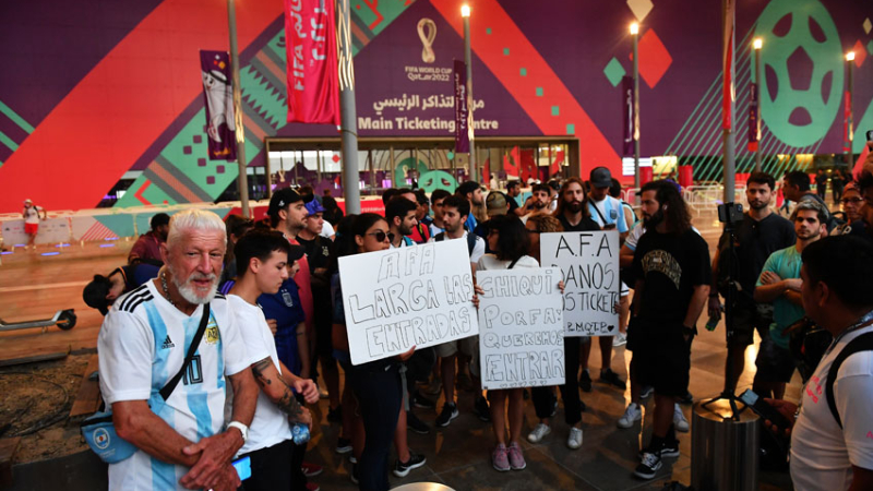 Hinchas argentinos reclamaron en el Centro de Tickets de Qatar