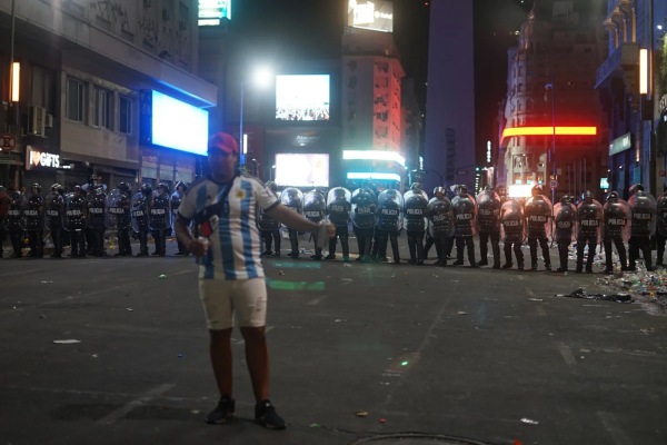 El final de una jornada histórica quedó opacado por el brutal ataque de hinchas violentos a efectivos de la Policía en el Obelisco.