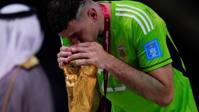 Dibu se tatuó la Copa del Mundo