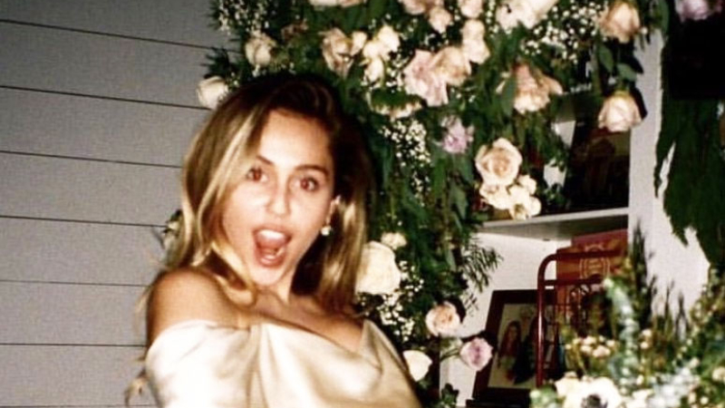 Miley Cyrus se hizo viral imitando el gesto de Dibu Martínez