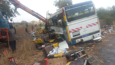 Decretan duelo nacional en Senegal por choque entre micros que deja 40 muertos