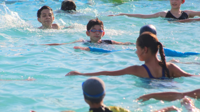 Gran concurrencia de la comunidad, Defensores de Vilelas inició la Escuela de Natación