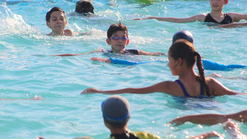 Gran concurrencia de la comunidad, Defensores de Vilelas inició la Escuela de Natación