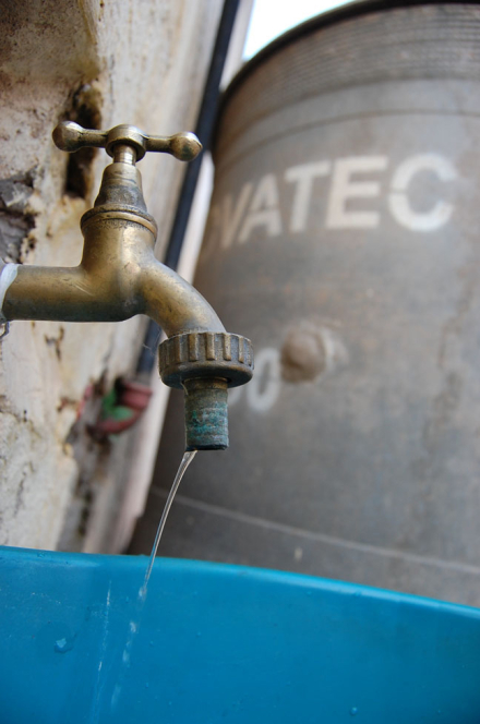 POCA%20AGUA%20EN%20LOS%20BARRIOS.JPG