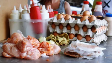 Alimentos-que-pueden-contener-salmonella.webp