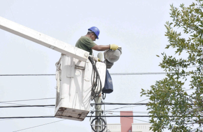 El municipio recupera por etapas el alumbrado público en los barrios