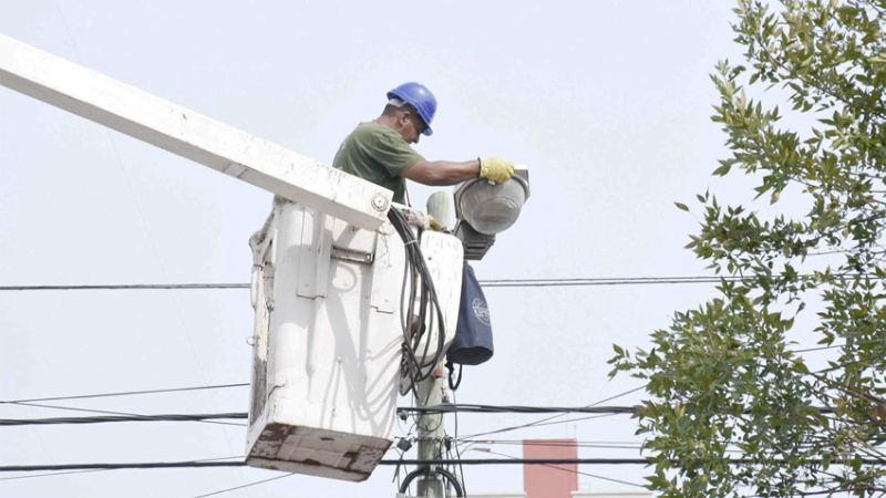El municipio recupera por etapas el alumbrado público en los barrios