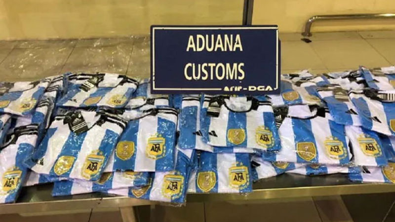Incautaron más de 300 camisetas de fútbol que venían de Perú