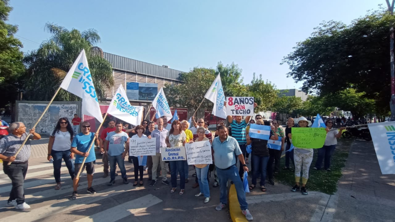 Trabajadores del Insssep reclaman por sus viviendas al Ipduv