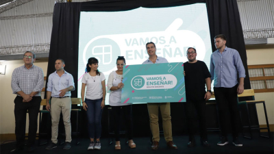 "Vamos a enseñar": Capitanich entregó boletos gratuitos a docentes