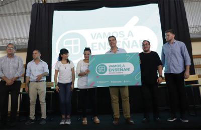 "Vamos a enseñar": Capitanich entregó boletos gratuitos a docentes