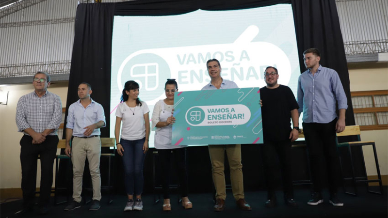 "Vamos a enseñar": Capitanich entregó boletos gratuitos a docentes