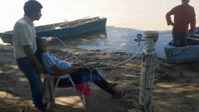 El Sauzalito: dramático traslado de paciente en canoa hacia hospital de Formosa