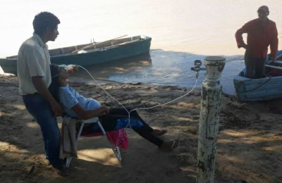 El Sauzalito: dramático traslado de paciente en canoa hacia hospital de Formosa