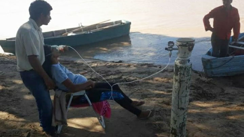 El Sauzalito: dramático traslado de paciente en canoa hacia hospital de Formosa