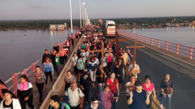 Multitudinaria participación en el vía crucis Chaco-Corrientes