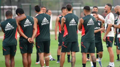 River defiende la punta ante Huracán, en Parque Patricios