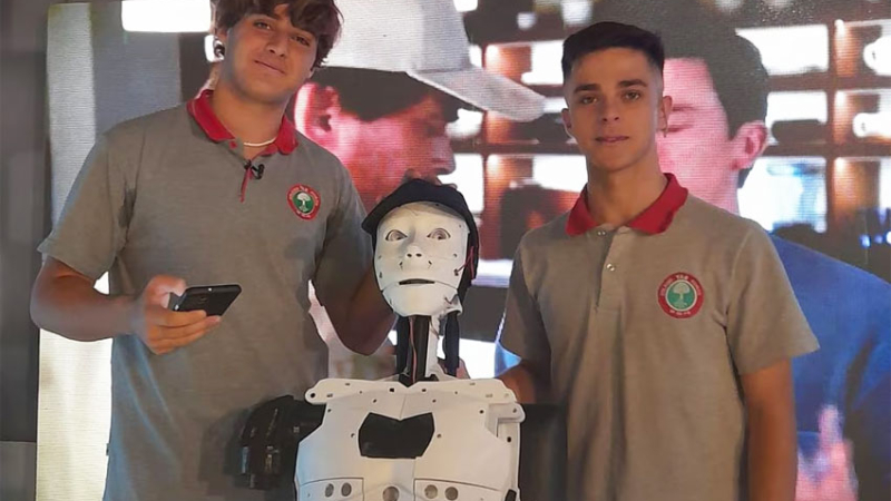 Estudiantes mendocinos crearon un robot que interpreta la Lengua de Señas