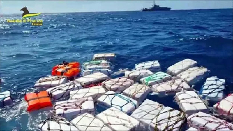 Italia: hallaron dos toneladas de cocaína flotando en el mar