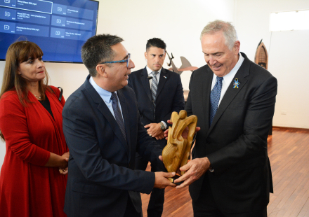 GUSTAVO CON EL EMBAJADOR STANLEY 2.JPG