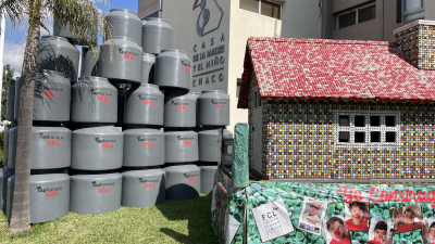 Venden tanques hechos con tapitas recicladas para Casa Garrahan Chaco