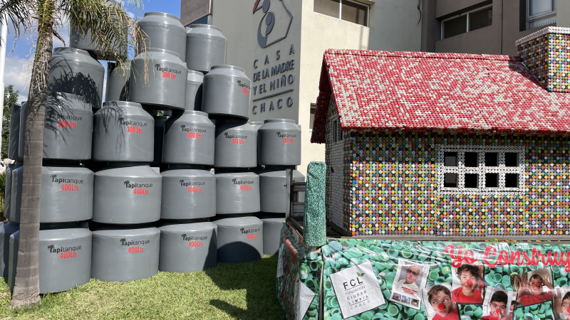 Venden tanques hechos con tapitas recicladas para Casa Garrahan Chaco