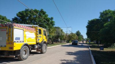 Circulaba en su camioneta, se le cayeron dos postes de luz y murió electrocutado