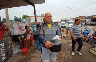 En un feriado gris y lluvioso fue masiva la compra de locro
