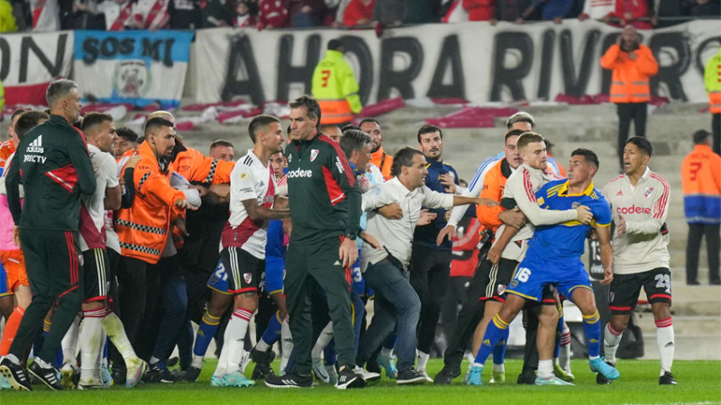 Escandaloso final con expulsados en el Superclásico