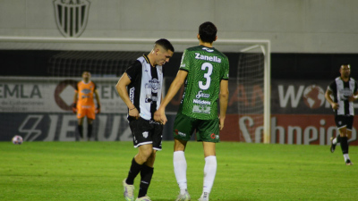 For Ever se hunde en la tabla y otra vez Lucas Comesaña fue protagonista