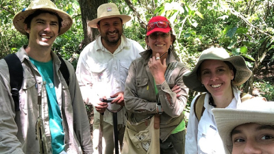 Estudian el polen para saber qué plantas eligen las abejas en el Chaco Húmedo