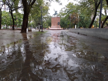 lluvia plaza 25 de.JPG